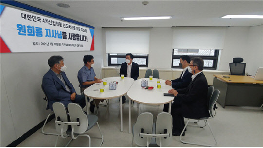 왼쪽부터 코리아비전포럼 김창호 상임이사, 디지털플랫폼 빅텐트 조용환 사무총장, 원희룡 제주특별자치도지사, ㈜레디투스 정길모 대표, 중소상공인상생협동조합연합회 김영상 회장이 함께 간담회를 진행하고 있다.